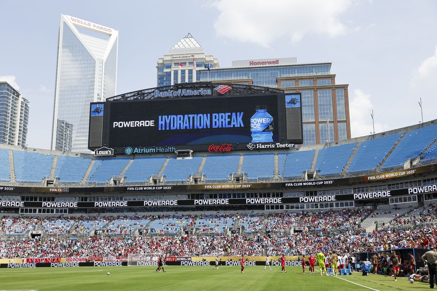 epa12195513 Players of both team take a hydration break during the FIFA Club World Cup 2025 soccer match between SL Benfica and Bayern Munich in Charlotte, North Carolina, USA, 24 June 2025. EPA/ERIK  ...