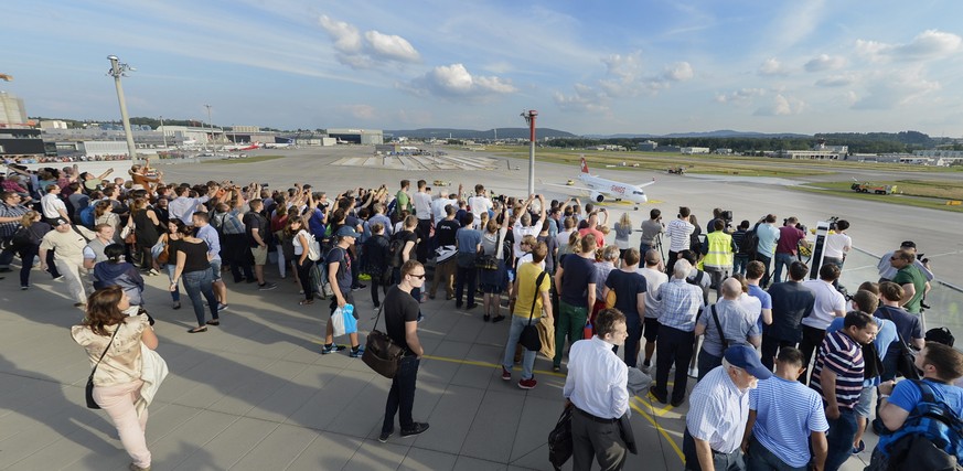 Die Präsentation des neuen Jets im Juni 2015 auf dem Flughafen Zürich-Kloten.