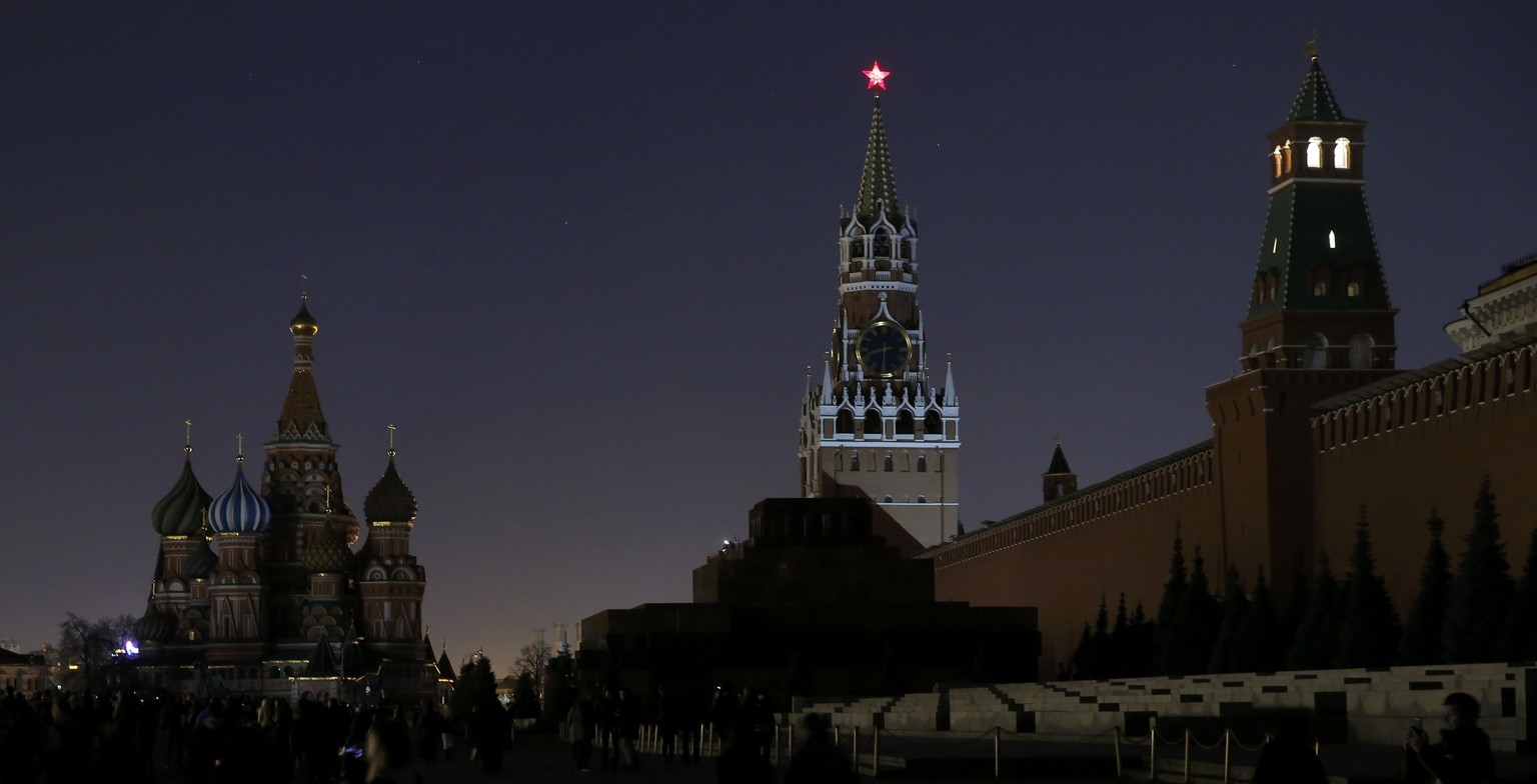A view shows the St. Basil&#039;s Cathedral (L) and the Kremlin wall, after the lights were switched off for Earth Hour in Red Square in central Moscow, Russia, March 25, 2017. REUTERS/Maxim Shemetov