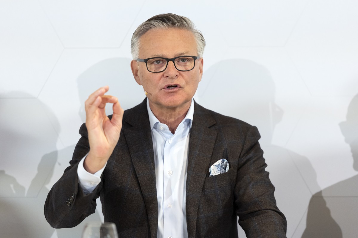 Mario Irminger, Praesident Generaldirektion Migros-Genossenschafts-Bund, Mitte, spricht waehrend einer Medienkonferenz der Migros, am Montag, 26. Oktober 2026 in Bern. Die Migros gibt bekannt, dass di ...
