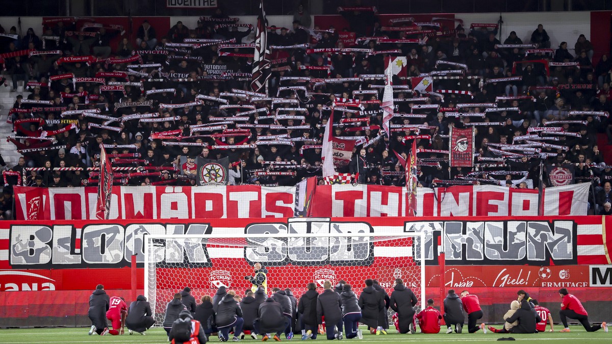 KEYPIX - Der FC Thiun feiert nach dem Super League Spiel zwischen dem FC Thun und dem FC Winterthur, am Dienstag, 28. Oktober 2025 in der Stockhorn Arena in Thun. (KEYSTONE/Thomas Hodel)