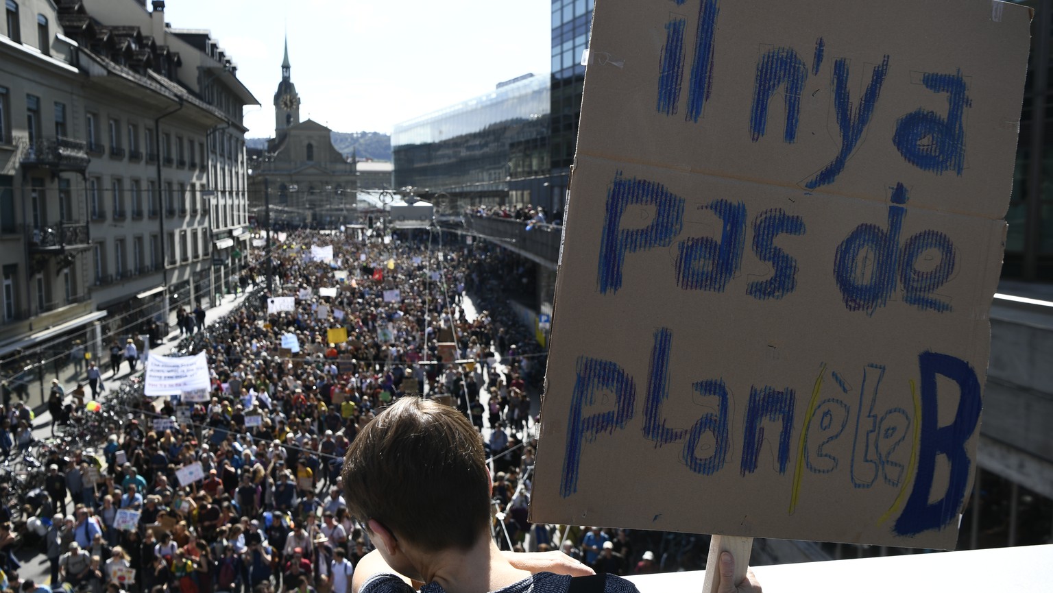 People demonstrate during a &quot; National Climate strike &quot; demonstration to protest a lack of climate awareness in Bern, Switzerland, Saturday, September 28, 2019. (KEYSTONE/Anthony Anex)