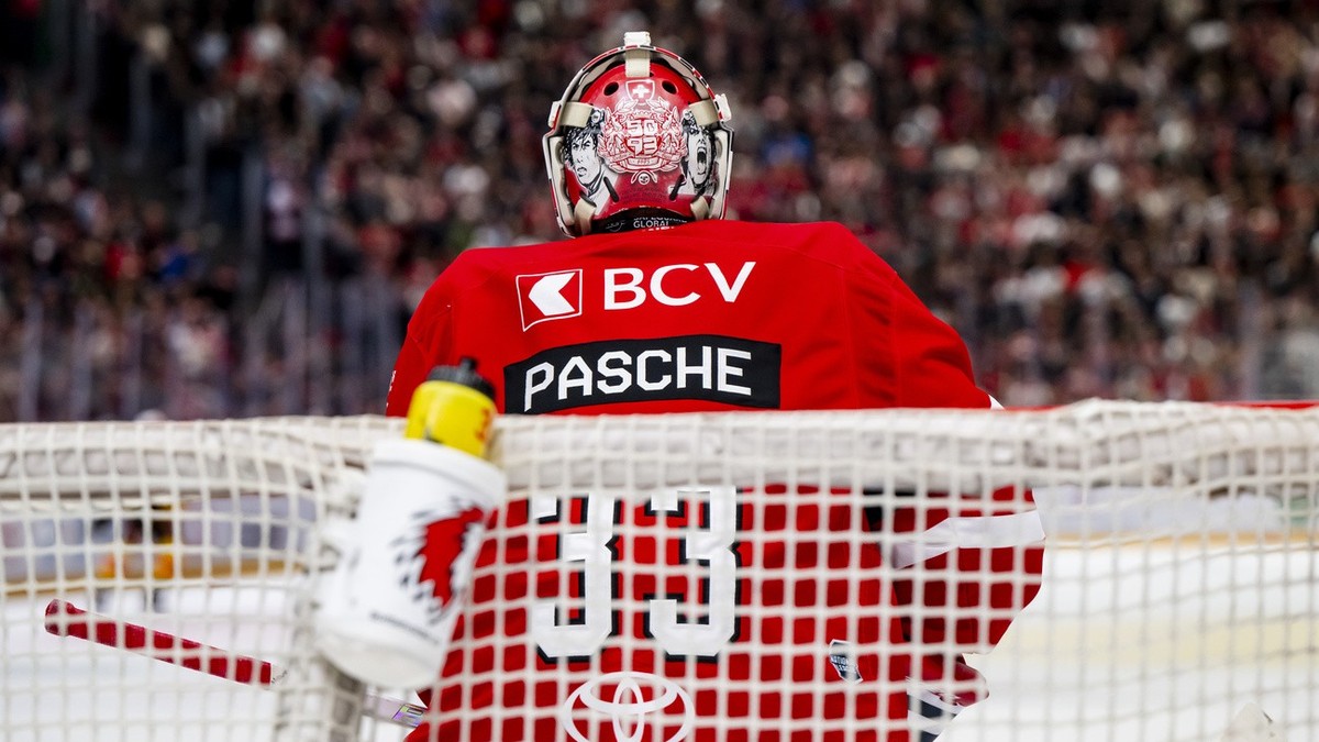 L'embleme de la "Section Ouest", les ultras lausannois, est visible sur l'arriere du casque du gardien Kevin Pasche (LHC) lors du match du championnat suisse de hockey sur glace de ...