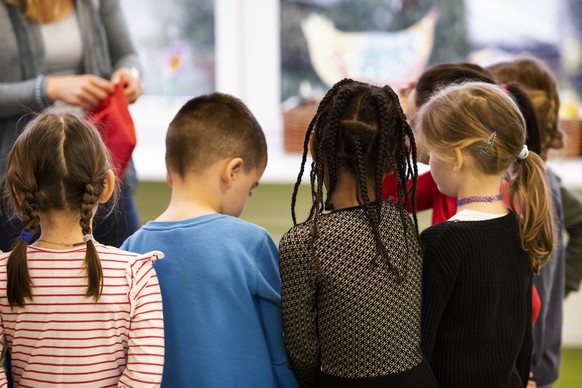 ZUM UNTERRICHTSANGEBOT &quot;DEUTSCH ALS ZWEITSPRACHE&quot; STELLEN WIR IHNEN FOLGENDES BILDMATERIAL ZUR VERFUEGUNG --- German as a second language lesson at kindergarden class of school Suhr, photogr ...