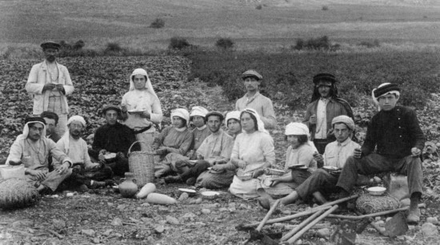 Palästina: Jüdische Einwanderer der zweiten Alija, Feld bei Migdal (1912)
https://de.wikipedia.org/wiki/Alija#/media/Datei:Second_aliyah_Pioneers_in_Migdal_1912_in_kuffiyeh.jpg