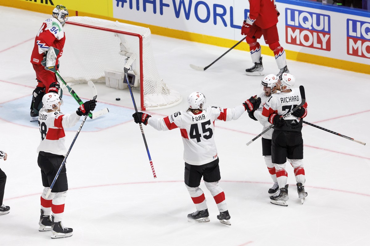 epa10644613 Switzerland's Tanner Richard (R) celebrates his goal with his teammates after scoring the 2-4 goal during the group B match between Czech Republic and Switzerland at the IIHF 2023 Ice ...