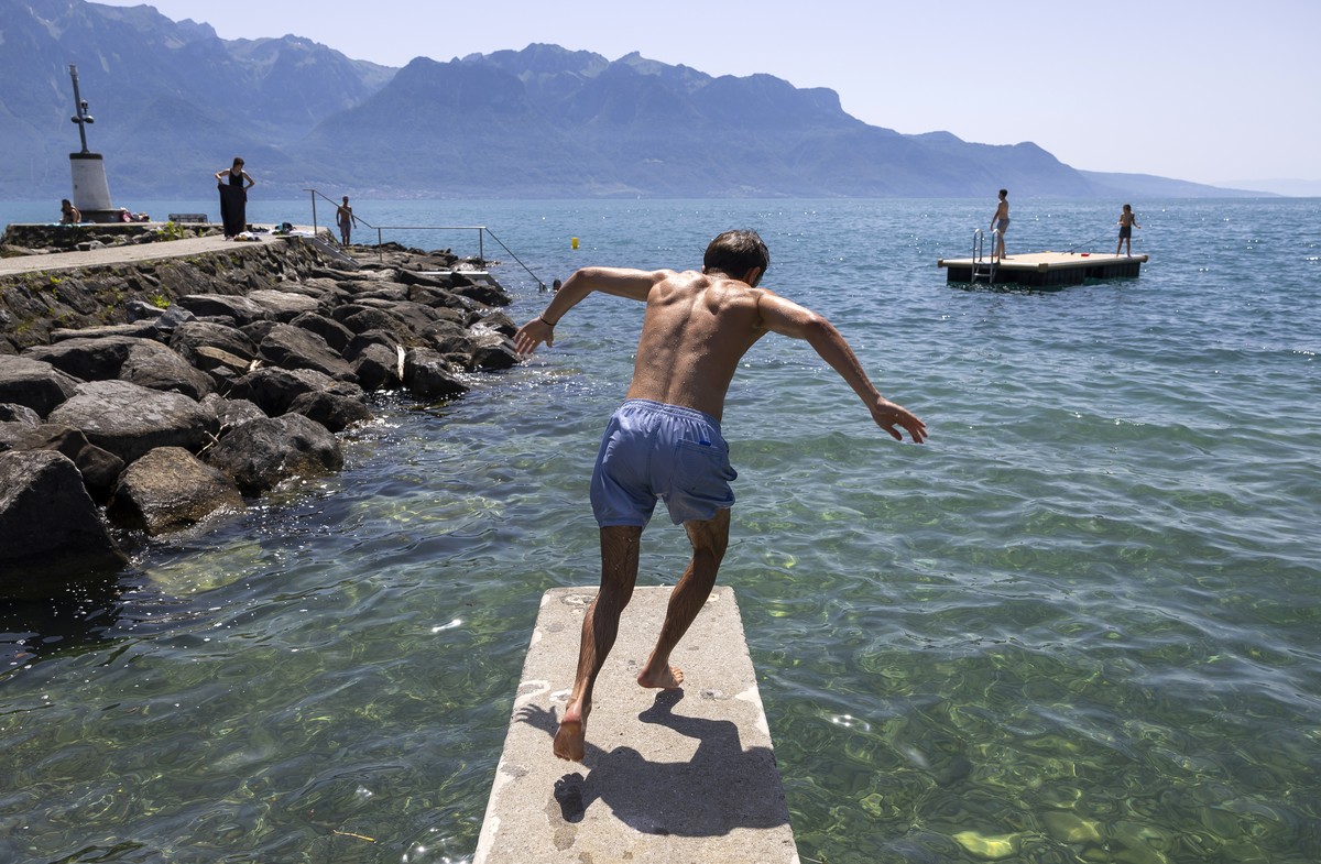 Maxence profite du soleil et de la chaleur au bord du lac leman ce mercredi 25 juin 2025 a la Tour-de-Peilz. (KEYSTONE/Cyril Zingaro)