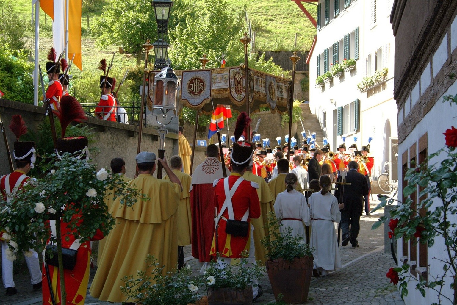 Willisau, Ablassfest, im Volksmund «Apliss». Einzug durch die Müligass in die Pfarrkirche. Jedes Jahr findet am zweiten Sonntag nach Pfingsten eine grosse Sühneprozession statt. Unter dem Baldachin wi ...