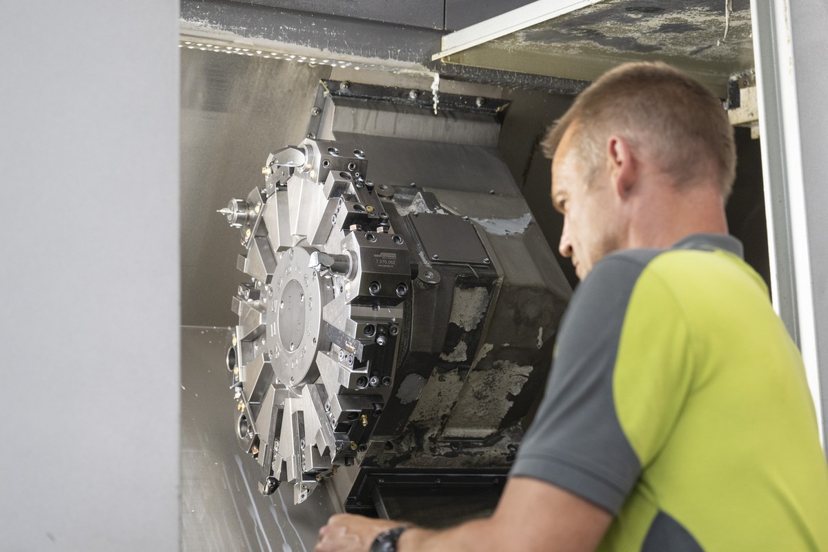 Mitarbeiter von DERO bei der erstellung Hochpraezisen Maschienenteile am Hauptsitz und des Produktionsstandorts des Praezisionsmechanik Spezialisten DERO in Liedertswil im Kanton Basel-Land am Mittwoc ...
