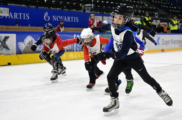 Fast wie die Profis: Die Finalisten am Schulsportwettkampf Speedy-Cup stürzen sich beim Shorttrack ins Ziel.