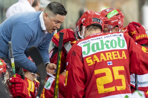 Tigers Head Coach Jason O&#039;Leary, links, gibt Anweisungen waehrend eines Vorbereitungsspiel zwischen den SCL Tigers und dem HC Genf-Servette am Donnerstag 2. September 2021, im Ilfisstadion in Lan ...