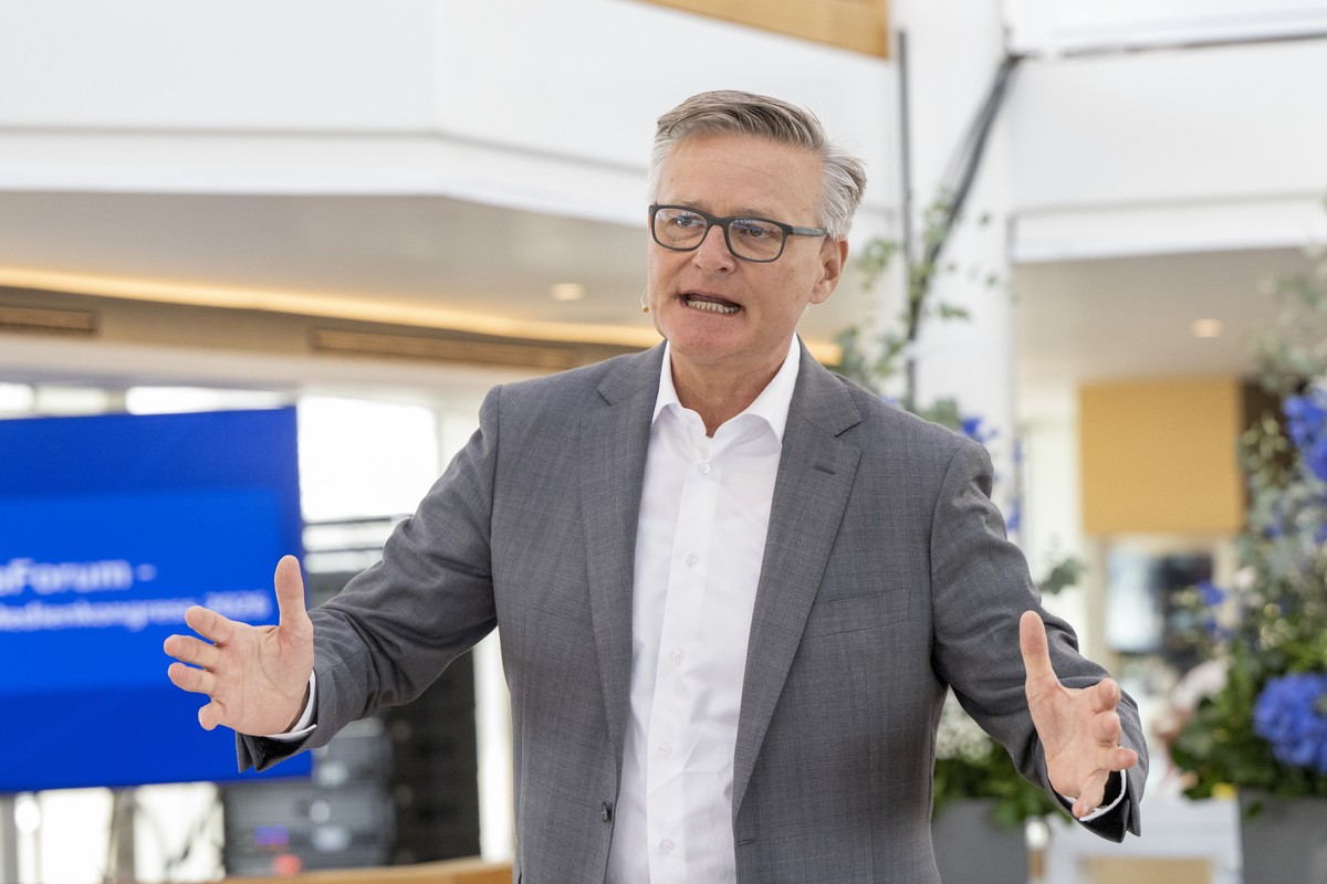 Der CEO der Migros, Mario Irminger bei seiner Rede anlaesslich des Swiss Media Forum vom Freitag, 8. Mai 2026 auf dem Motorschiff Diamant in Luzern. (KEYSTONE/Urs Flueeler)
