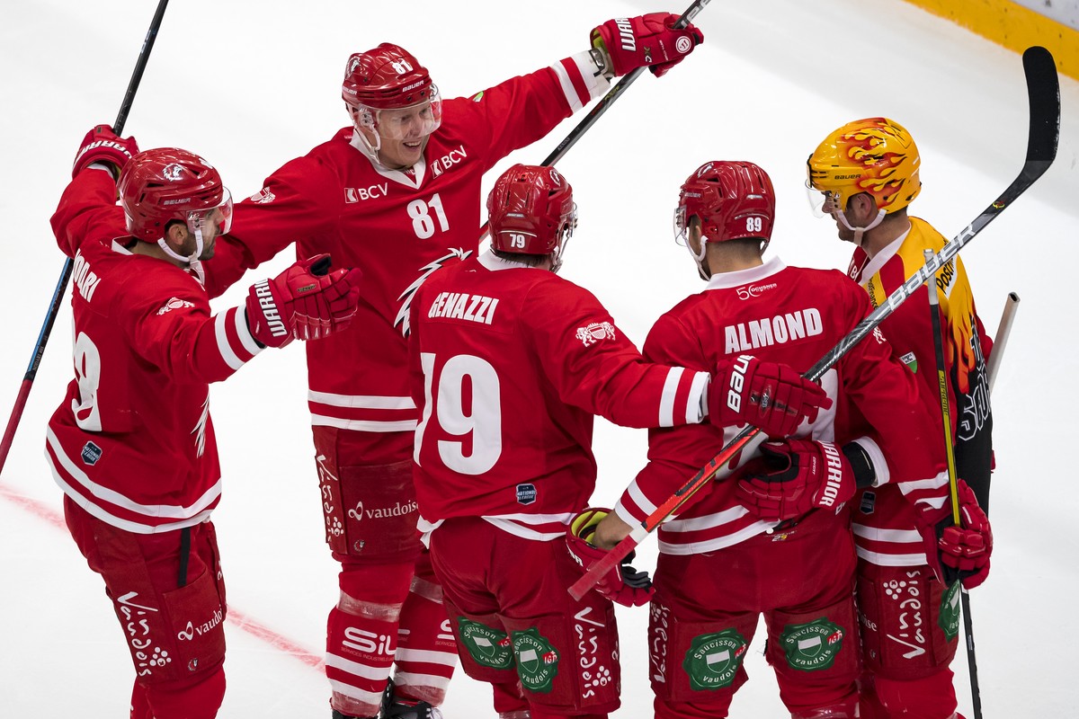 Joie des joueurs lausannois apres le premier but, marque par l'attaquant lausannois Cody Almond lors de la rencontre du championnat suisse de hockey sur glace de National League entre le Lausanne ...