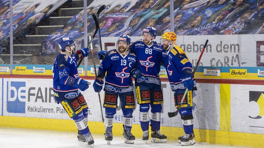 Die Spieler von Kloten jubeln im ersten Eishockey Playoff-Finalspiel der Swiss League zwischen den EHC Kloten und dem HC Ajoie am Sonntag 18. April 2021, in der SWISS Arena in Kloten. (KEYSTONE/Ennio  ...