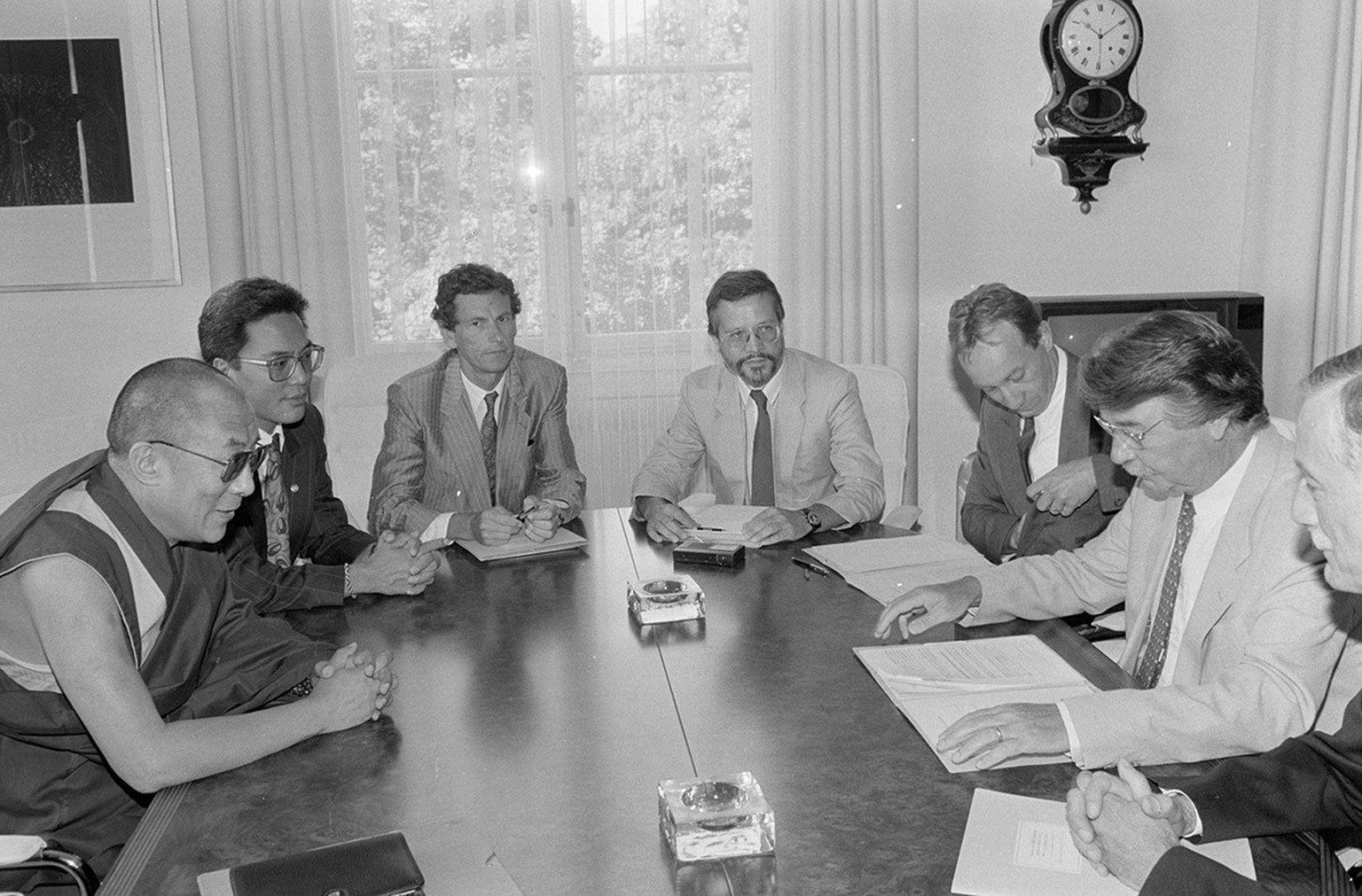 Treffen von Dalai Lama und Bundesrat René Felber in Bern, 19. August 1991.