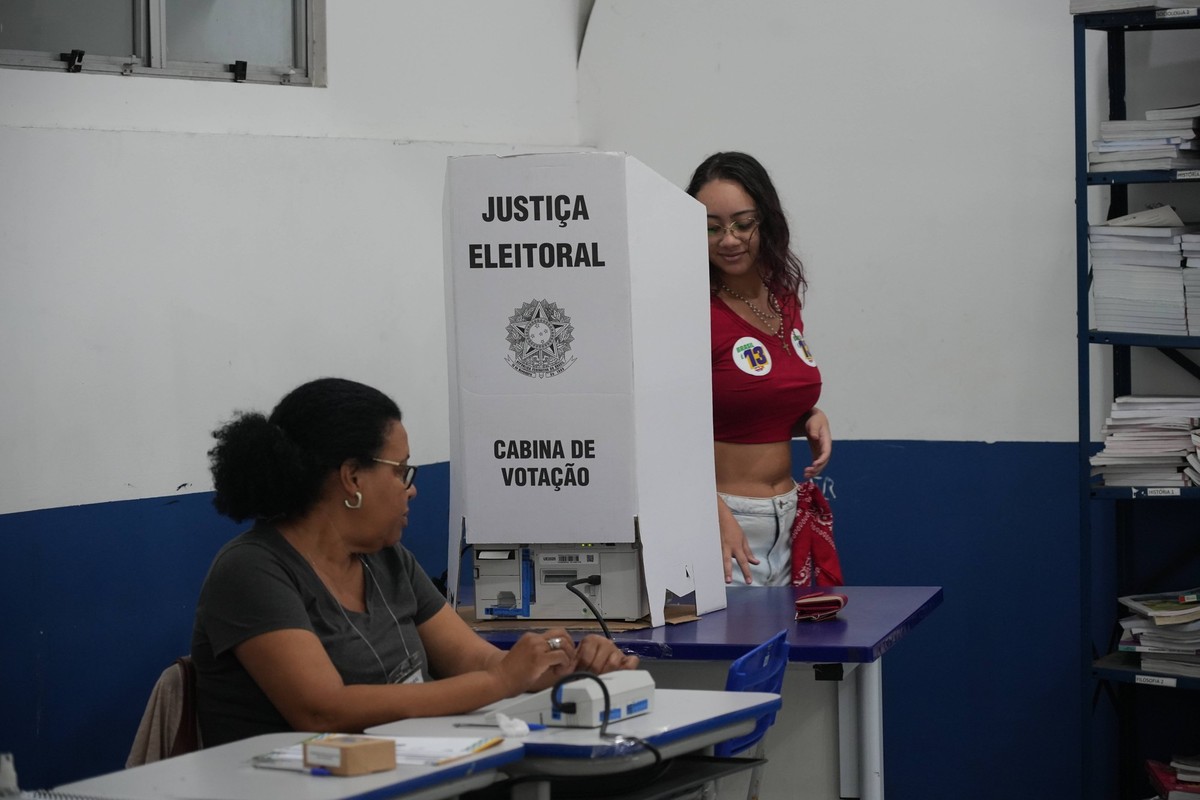 Presidential runoff election in Brazil RIO DE JANEIRO, BRAZIL - OCTOBER 25: A voter casts their ballot on an electronic voting machine during the second round of the presidential election at a polling ...