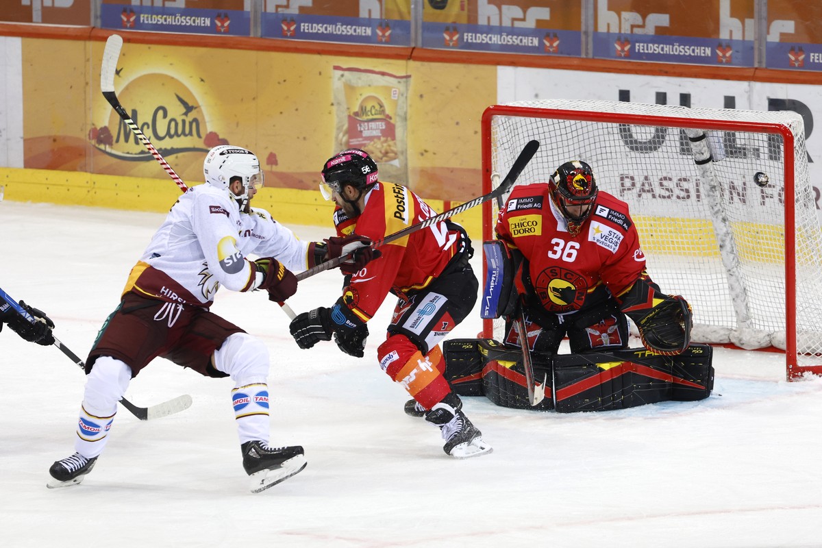 Servettes Simon Le Coultre, links, erzielt das Tor zum 2-3 in der Verlaengerung gegen Berns Romain Loeffel und Berns Torhueter Adam Reideborn im Eishockey Meisterschaftsspiel der National League zwisc ...