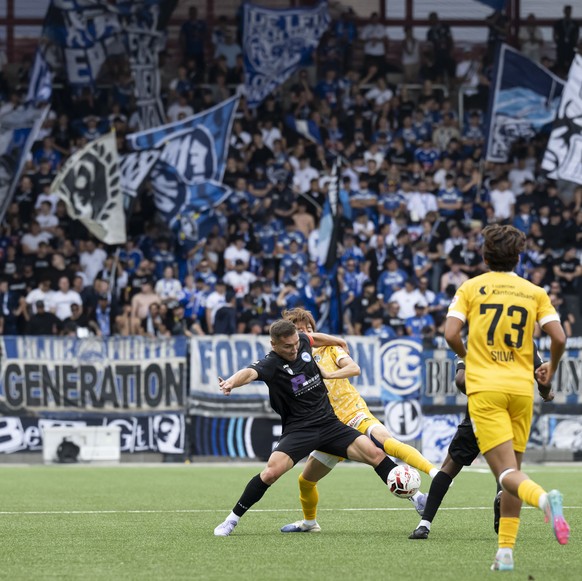 Samir Efendi (FC Bosna Neuchatel), links and Taisei Abe (FCL), rechts, kaempfen um dem Ball beim Schweizer Cup 1/16 Finalspiel zwischen dem FC Bosna Neuchatel und dem FC Luzern, am Sonntag, 21. Septem ...