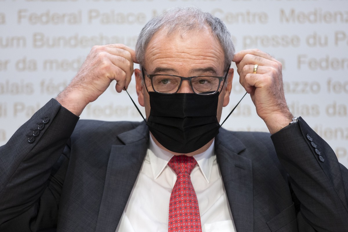 Bundespraesident Guy Parmelin zieht eine Maske an, waehrend einer Medienkonferenz des Bundesrates zur aktuellen Situation im Zusammenhang mit dem Coronavirus, am Dienstag, 30. November 2021, in Bern.  ...