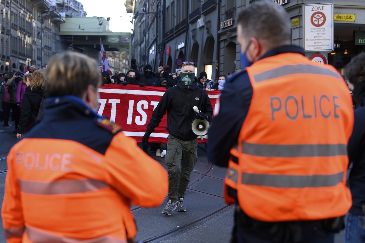 Ein Demonstrant traegt ein Halstuch der rechtsextremen Gruppierung "Junge Tat", an einer Kundgebung gegen die Massnahmen im Zusammenhang mit dem Coronavirus, am Samstag, 22. Januar 2022, in  ...