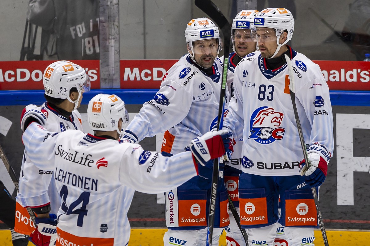 Les joueurs zuerichois laissent eclater leur joie, lors du match du championnat suisse de hockey sur glace de National League entre Geneve-Servette HC, GSHC, et ZSC Lions, ZSC, ce dimanche 25 octobre  ...