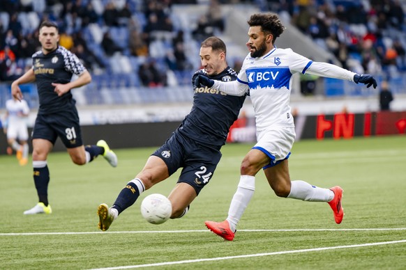 Nikola Katic (FCZ), centre, lutte pour le ballon avec Konrad de la Fuente (LS), droite, lors de la rencontre de football de Super League entre FC Lausanne-Sport, LS, et FC Zuerich, FCZ, le dimanche 8  ...