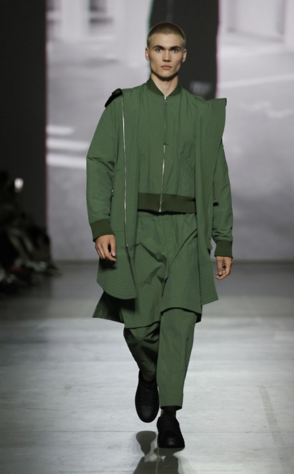 Die Looks bestehen aus düsteren Farben und meistens langer Kleidung.