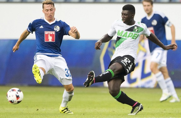 epa05445893 Alfred Joseph Duncan (R) of Sassuolo and Nicolas Haas of Luzern in action during the UEFA Europa League third qualifying round first leg soccer match between Swiss Club FC Luzern and Itali ...