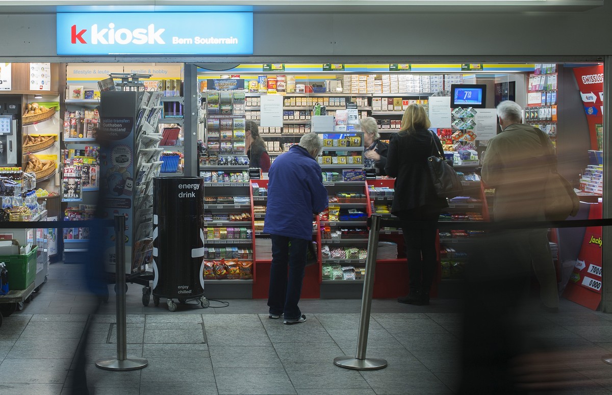 ZU DEN HALBJAHRESZAHLEN DES KIOSKBETREIBERS VALORA STELLEN WIR IHNEN AM DONNERSTAG, 27. AUGUST 2015, FOLGENDES ARCHIVBILD ZUR VERFUEGUNG - Der Kiosk der zur Valora Gruppe gehoerenden ''k ki ...