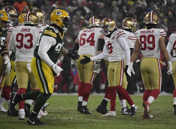 epa09703459 San Francisco 49ers kicker Robbie Gould (2-R) celebrates with teammates after scoring a field goal during the second half of the NFC Divisional playoff game between the San Francisco 49ers and the Green Bay Packers at Lambeau Field in Green Bay, Wisconsin, USA, 22 January 2022.  EPA/MATT MARTON