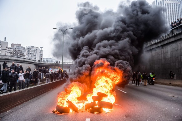 epa05126560 French and european taxi drivers clash with riot police as they attempt to disrupt rush hour traffic on the ring-road around Paris, during a demonstration against the app-based transportat ...