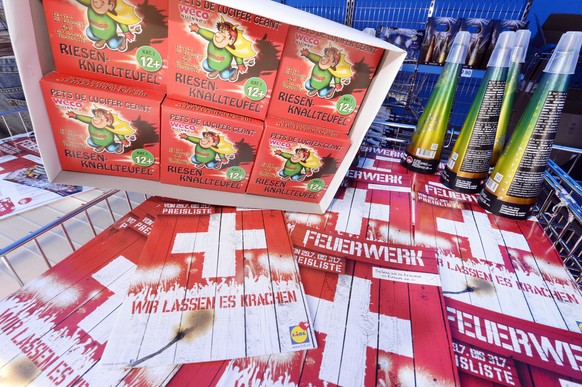 Verkaufstisch mit Feuerwerk in Langnau am Albis am Freitag, 31. Juli 2015. Letzte Woche noch drohte ein komplettes Feuerwerksverbot fuer den 1. August. Dank des Regens ist es nun vielerorts aufgehoben ...