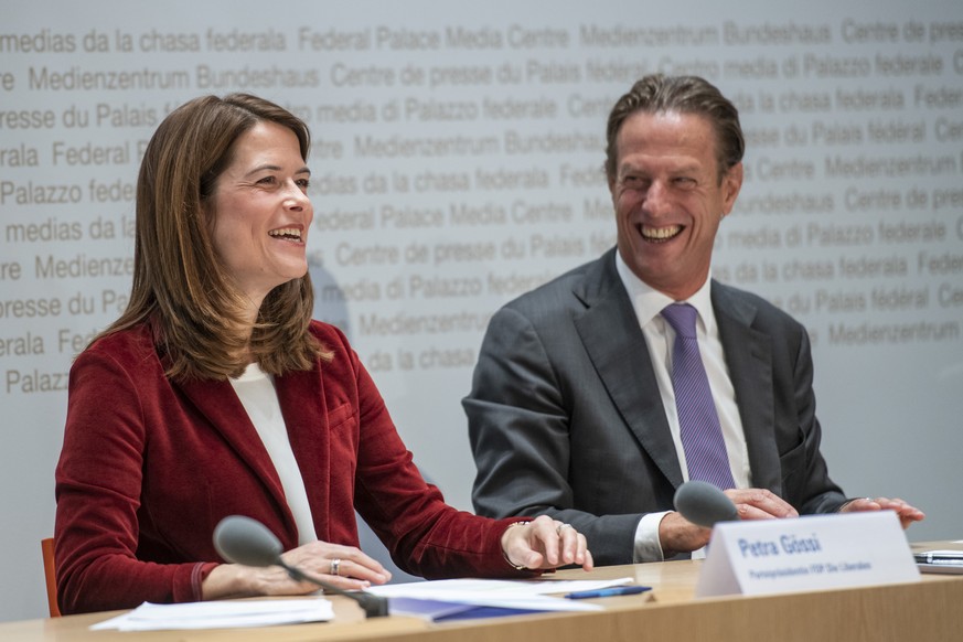 Petra Goessi, Parteipraesidentin FDP, links, und Christian Luescher, Vizepraesident FDP, rechts, sprechen an einer Medienkonferenz der FDP Schweiz zum Ruecktritt und der Nachfolge von Bundesrat Johann ...