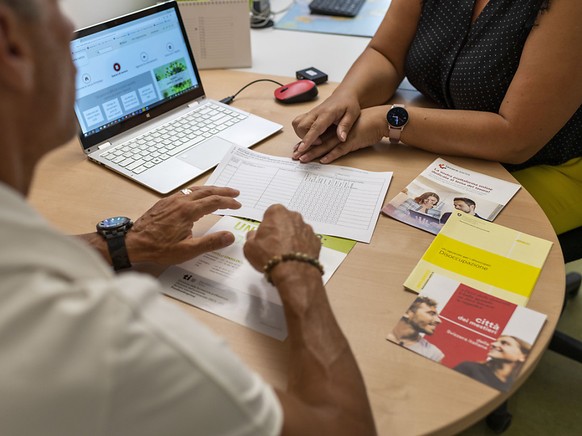 Eine Beratungssituation im Regionalen Arbeitsvermittlungszentrums RAV Locarno, aufgenommen am 3. Juli 2020.