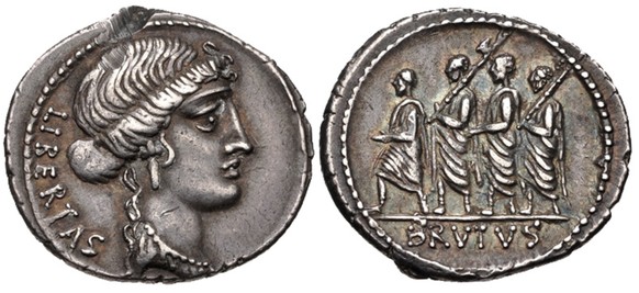 Silberdenar des M. Iunius Brutus, 54 v. Chr. Die Rückseite zeigt seinen Vorfahren, den Konsul von 509 v. Chr. L. Iunius Brutus, zwischen zwei Liktoren, vor denen ein Accensus (Magistratsdiener) steht.