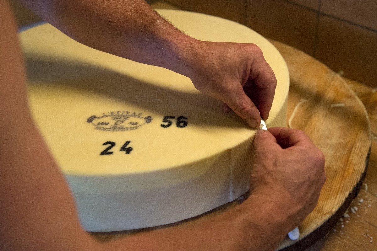 Le fromage de l'Etivaz sur l'alpage Le Grin.