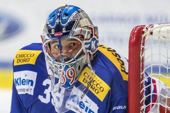 EHC Kloten Torhueter Luca Boltshauser waehrend dem Eishockey-Meisterschaftsspiel der National League zwischen dem EHC Kloten und den ZSC Lions am Samstag, 4. November 2017, in Kloten. (KEYSTONE/Patric ...