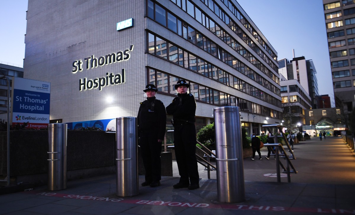epa08347281 Police stand guard outside St.Thomas's Hospital in London, Britain, 07 April, 2020. British Prime Minister Boris Johnson is being treated for Coronavirus at St. Thomas' Hospital, ...