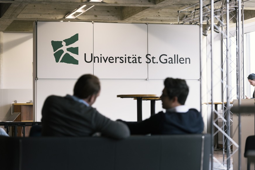 ZUR UNIVERSITAET ST. GALLEN STELLEN WIR IHNEN HEUTE MITTWOCH, 18. APRIL 2018, FOLGENDES NEUES BILDMATERIAL ZUR VERFUEGUNG --- Students at the University of St. Gallen HSG in St. Gallen, Switzerland, o ...
