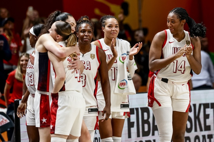 epa13237543 Players of USA celebrate winning the FIBA Women's World Cup 2026 final match between USA and France in Berlin, Germany, 13 September 2026. EPA/FILIP SINGER