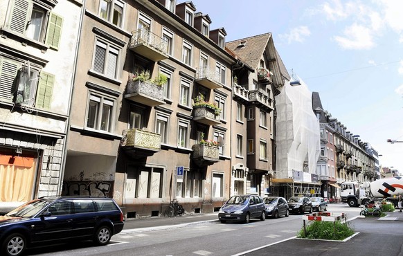 Abgestellte Fahrzeuge an der Zuercher Weststrasse, aufgenommen am Dienstag, 16. August 2011, in Zuerich. (KEYSTONE/Walter Bieri)