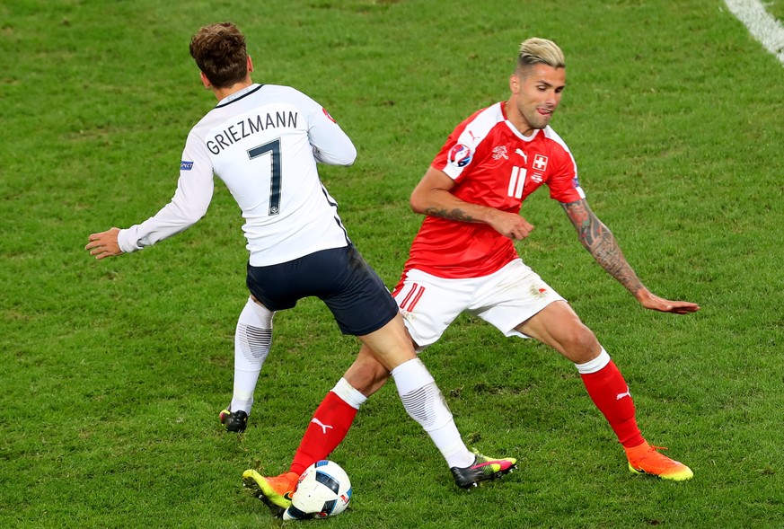 Da macht selbst der Ball schlapp: Purer Wille bei Valon Behrami.