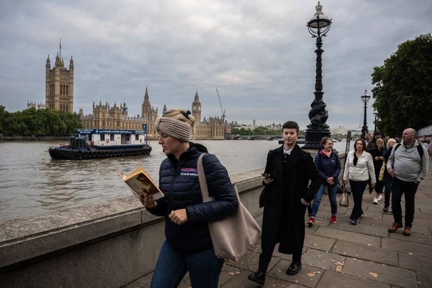 LONDON, ENGLAND - SEPTEMBER 15: Well-wishers stand in the queue for the Lying-in State of Queen Elizabeth II by the river Thames across from the houses of Parliament on September 15, 2022 in London, E ...