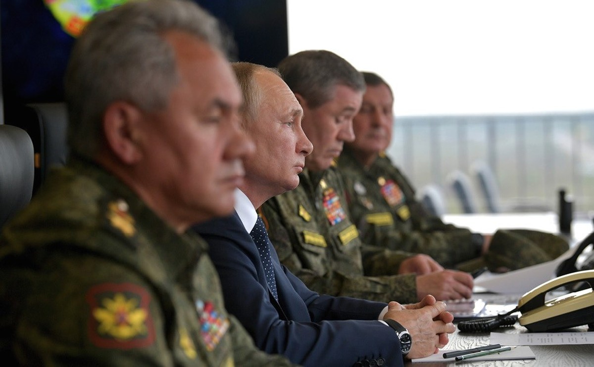 Präsident Putin beobachtet die Militärübung "Sapad 2021" auf dem Trainigsplatz Mulino.