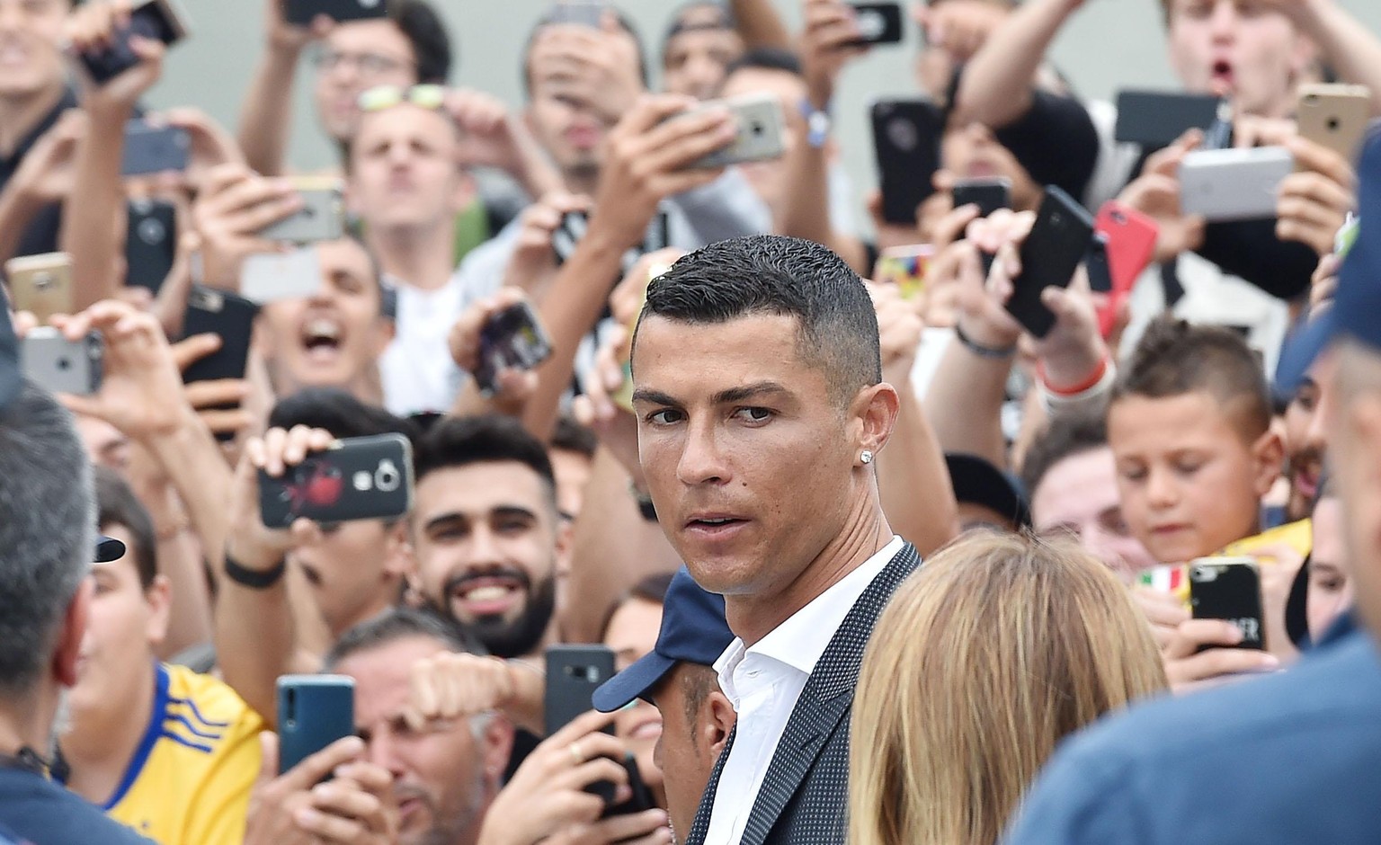 epa06892564 New Juventus soccer player Cristiano Ronaldo (C) of Portugal arrives at Juventus J Medical in Turin, Italy, 16 July 2018. Cristiano Ronaldo joins Italian Serie A side Juventus FC. EPA/ALES ...