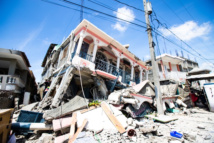 epa09414114 A view of the damage caused by a 7.2 magnitude earthquake in Los Cayos, Haiti, 14 August 2021. The earthquake struck at 08:29 local time (12.29 GMT) northeast of Saint-Louis du Sud, in sou ...