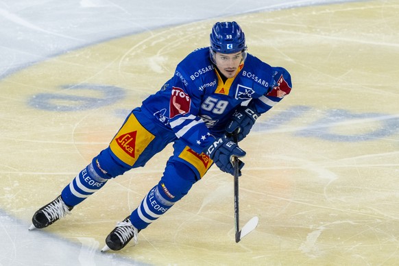 Dario Simion von Zug ist der erste Torschuetze der neuen Meisterschaft beim Eishockey Qualifikationsspiel des National League zwischen dem EV Zug und dem HC Lugano am Dienstag, 17. September 2024 in Z ...
