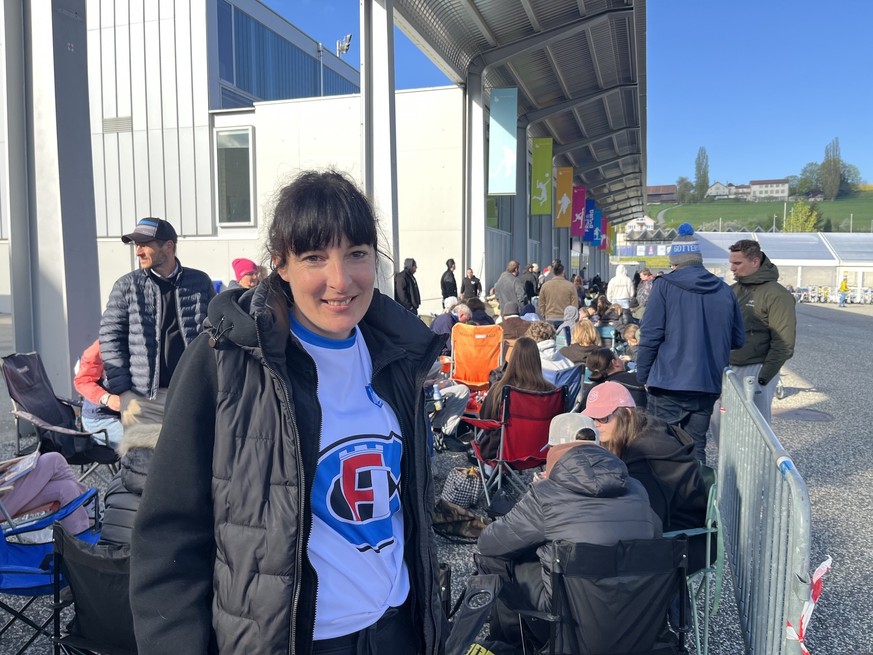 Ces fans de Fribourg-Gottéron vont attendre quatre heures pour avoir des billets. Jeudi 16 avril 2026.