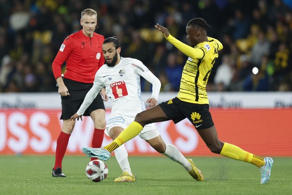 Luzerns Sofyan Chader, links, und YBs Cheikh Niasse in Aktion neben Schiedsrichterin Alain Bieri, im Super League Spiel zwischen dem BSC Young Boys Bern und dem FC Luzern, am Sonntag, 13. November 202 ...