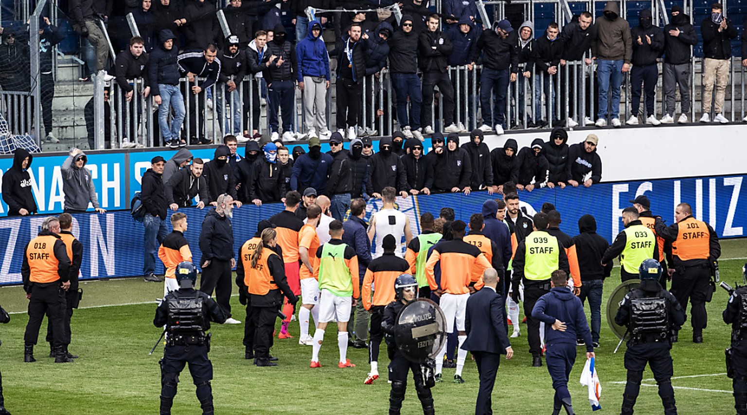 GC-Spieler stehen vor GC Hooligans nach dem Spielabbruch im Fussball Meisterschaftsspiel der Super League zwischen dem FC Luzern und dem Grasshopper Club Zürich in Luzern.